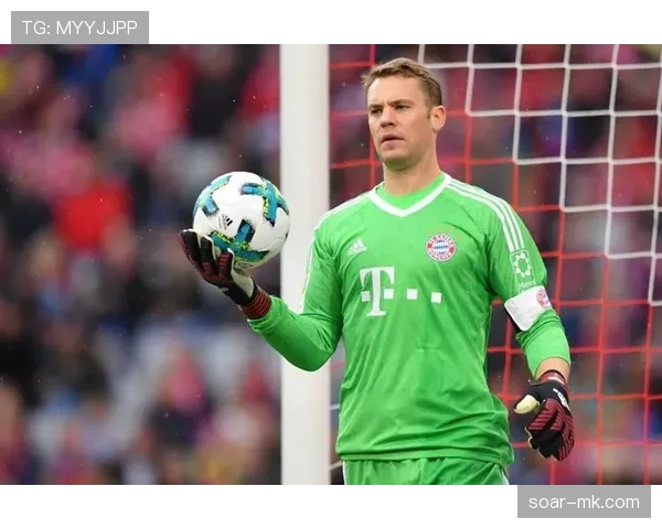 诺伊尔与队友默契